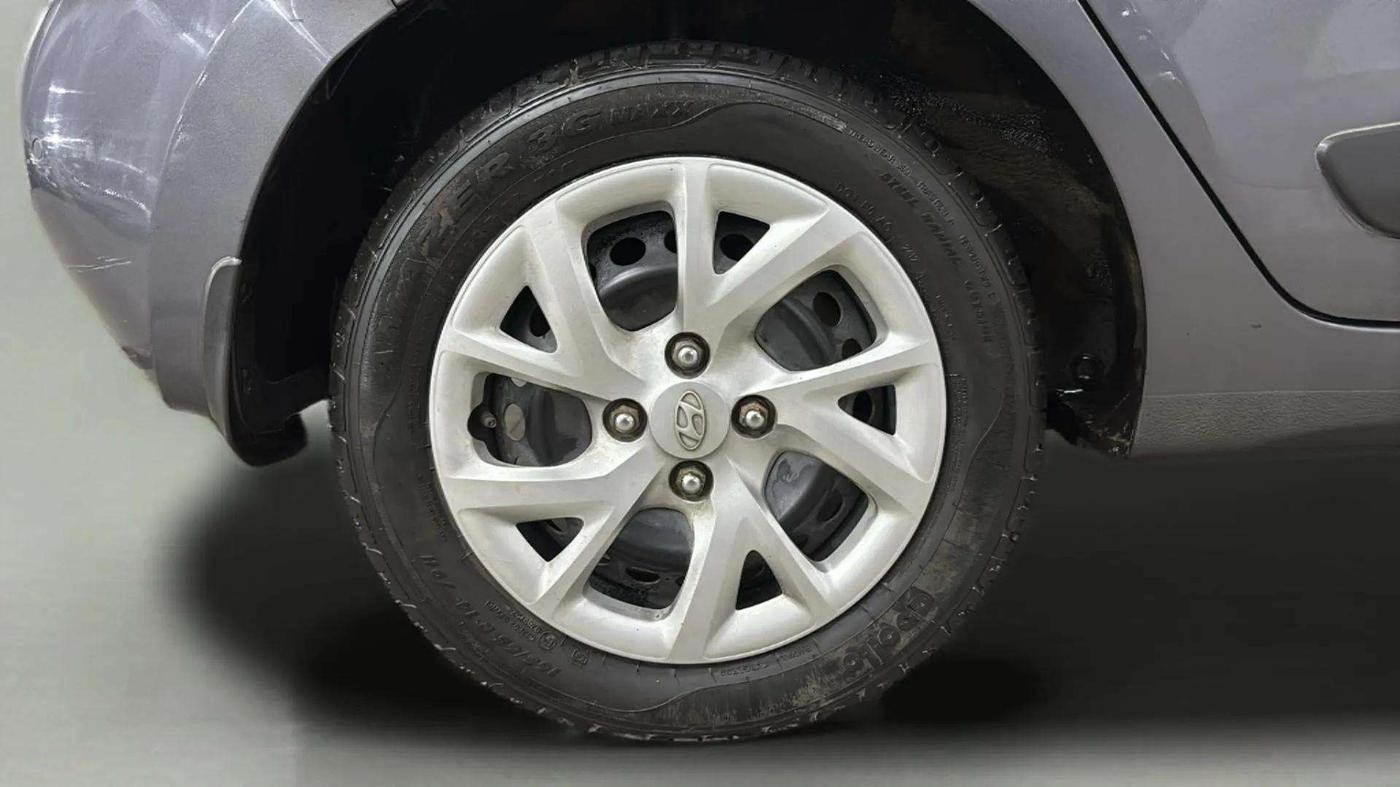 2017 Hyundai Grand i10 SPORTZ (O) 1.2 KAPPA VTVT, Petrol, Manual, 35,363 km, Right Rear Wheel