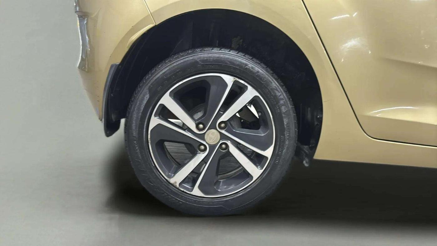 2020 Tata ALTROZ XZ PETROL, Petrol, Manual, 52,954 km, Right Rear Wheel