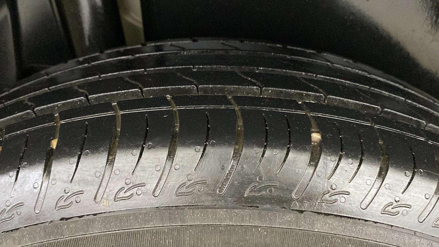 2023 Maruti BREZZA LXI SMART HYBRID, Petrol, Manual, 6,996 km, Right Rear Tyre Tread