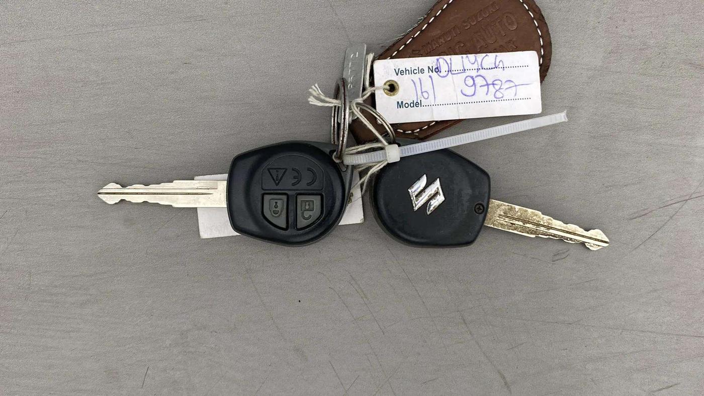 2023 Maruti BREZZA LXI SMART HYBRID, Petrol, Manual, 6,996 km, Key Close Up