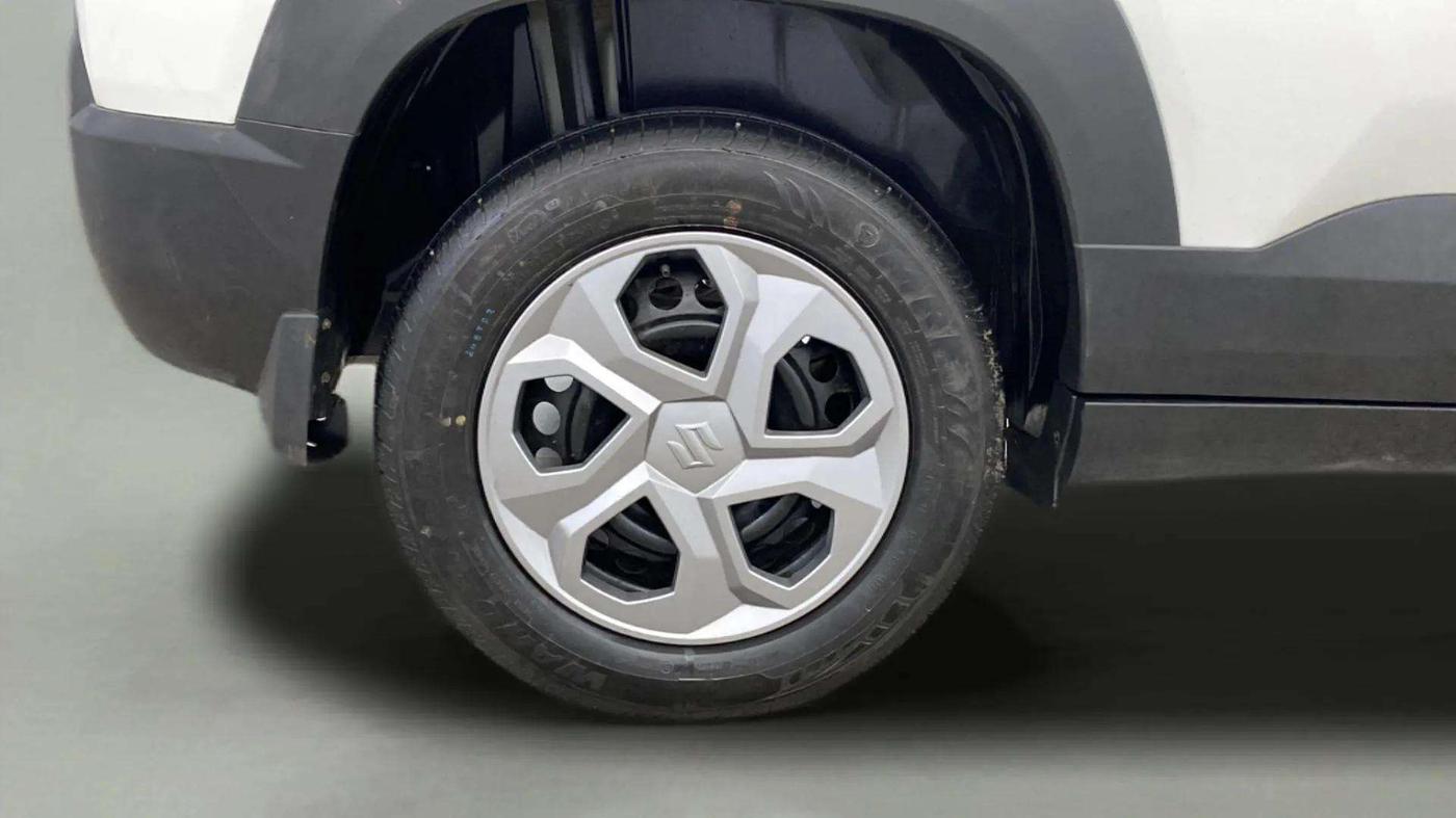 2023 Maruti BREZZA LXI SMART HYBRID, Petrol, Manual, 6,996 km, Right Rear Wheel