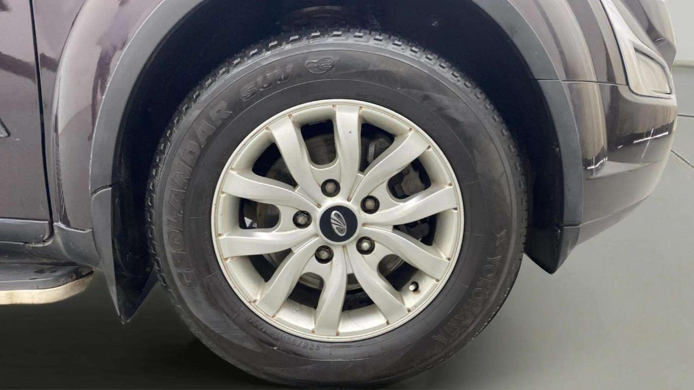 2017 Mahindra XUV500 W10, Diesel, Manual, 88,175 km, Right Front Wheel
