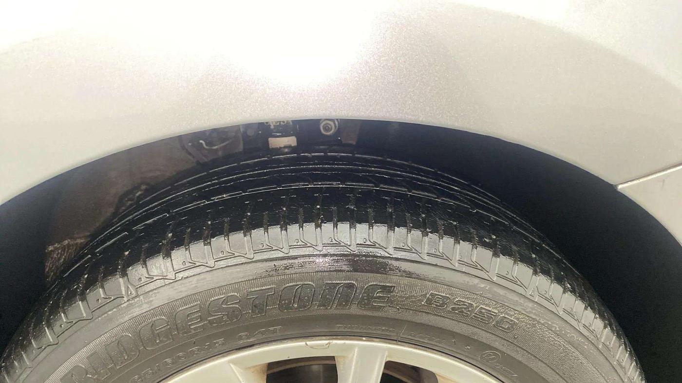 2015 Volkswagen Vento HIGHLINE 1.6 MPI, Petrol, Manual, 93,067 km, Right Front Tyre Tread