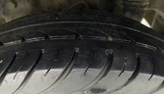 2013 Hyundai Eon MAGNA +, Petrol, Manual, 23,961 km, Left Rear Tyre Tread