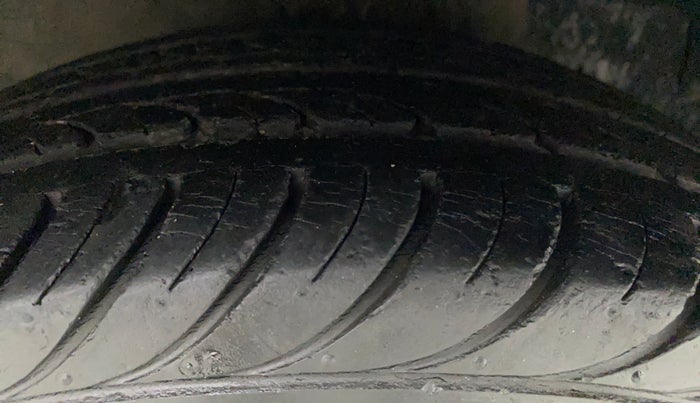 2013 Hyundai Eon MAGNA +, Petrol, Manual, 23,961 km, Right Front Tyre Tread