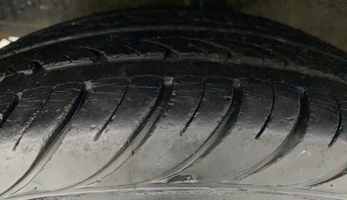 2013 Hyundai Eon MAGNA +, Petrol, Manual, 23,961 km, Left Front Tyre Tread