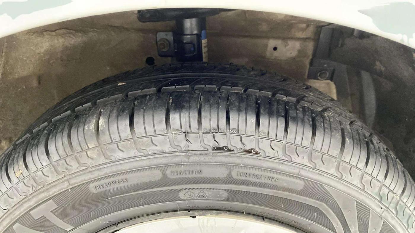 2015 Maruti Swift VXI, Petrol, Manual, 69,965 km, Right Front Tyre Tread