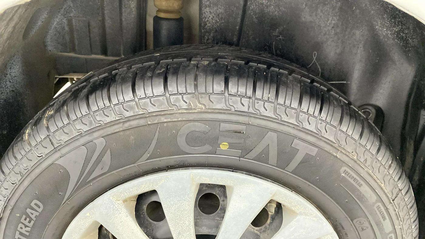 2015 Maruti Swift VXI, Petrol, Manual, 69,965 km, Right Rear Tyre Tread