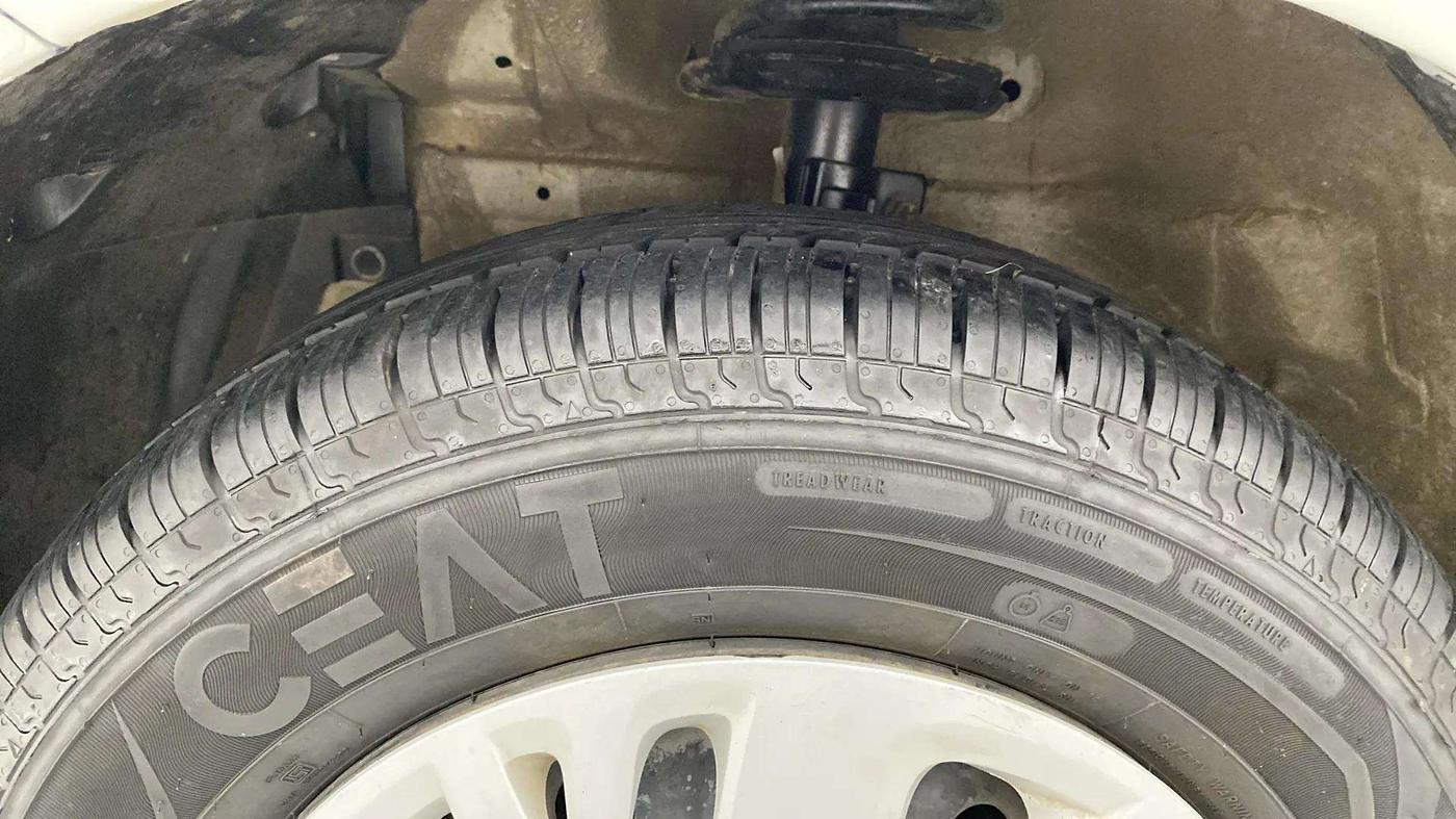 2015 Maruti Swift VXI, Petrol, Manual, 69,965 km, Left Front Tyre Tread