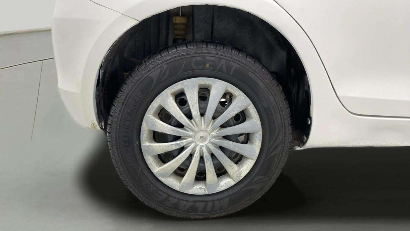 2015 Maruti Swift VXI, Petrol, Manual, 69,965 km, Right Rear Wheel
