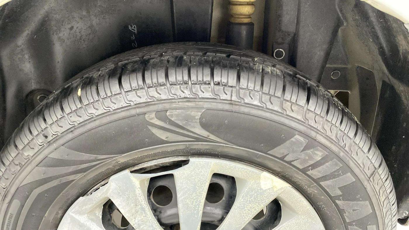 2015 Maruti Swift VXI, Petrol, Manual, 69,965 km, Left Rear Tyre Tread