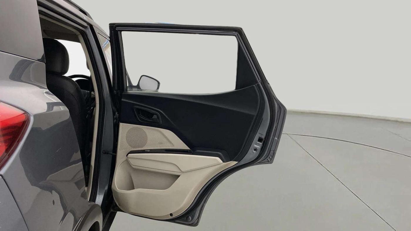 2022 Mahindra XUV300 W6 1.5 Sunroof Diesel, Diesel, Manual, 64,038 km, RHS Rear Door
