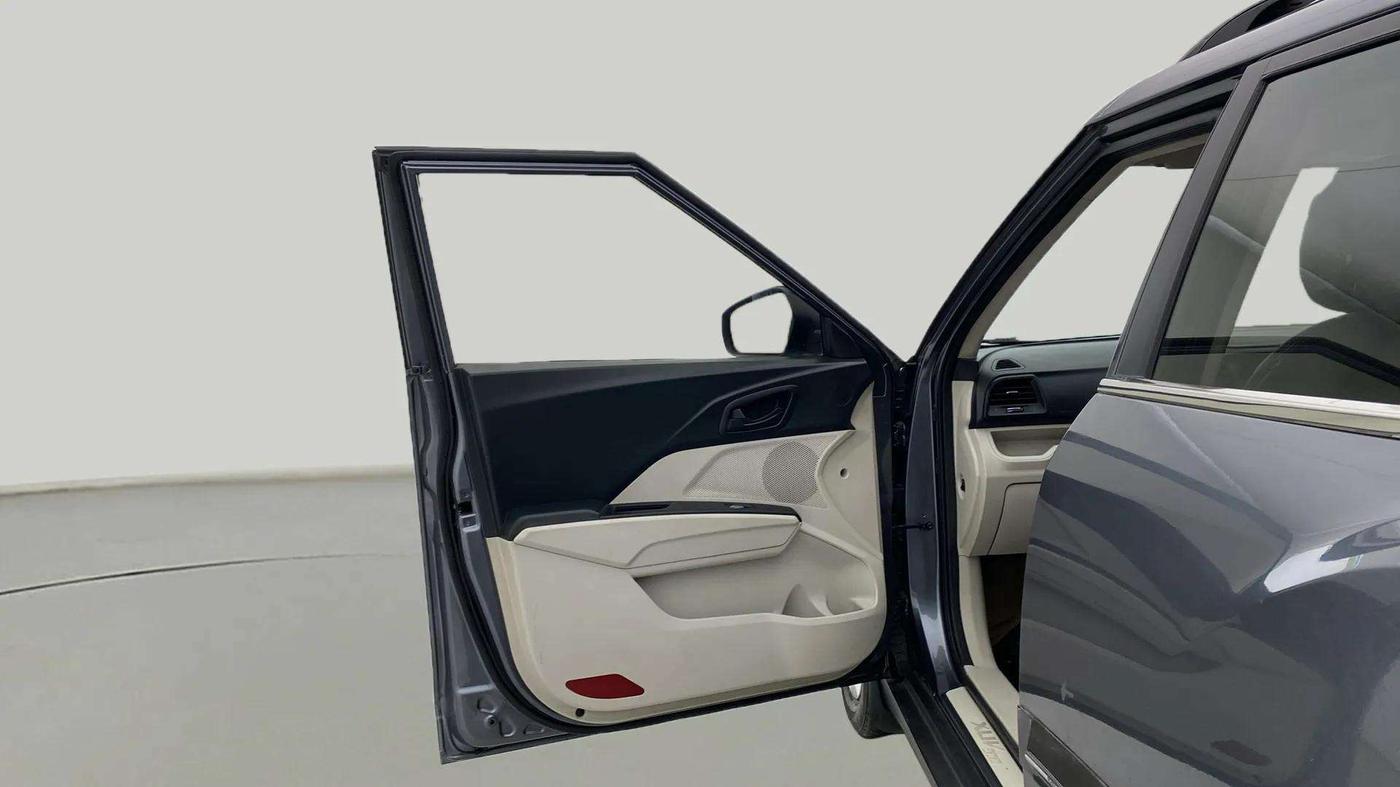 2022 Mahindra XUV300 W6 1.5 Sunroof Diesel, Diesel, Manual, 64,038 km, LHS Front Door