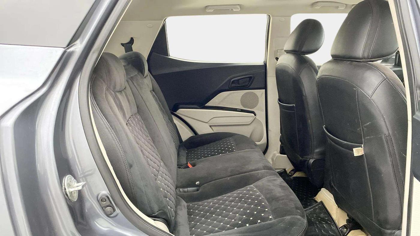 2022 Mahindra XUV300 W6 1.5 Sunroof Diesel, Diesel, Manual, 64,038 km, Right Side Rear Door Cabin