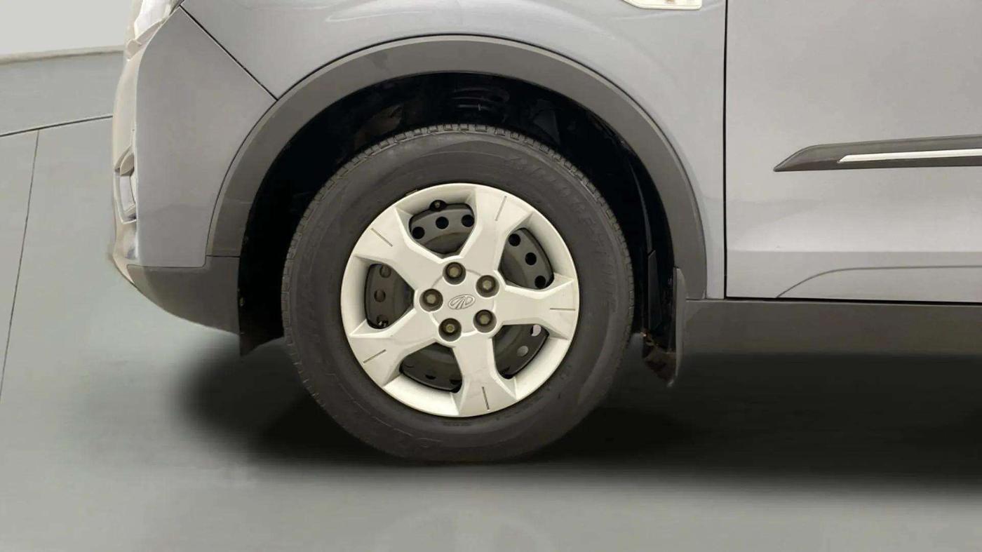 2022 Mahindra XUV300 W6 1.5 Sunroof Diesel, Diesel, Manual, 64,038 km, Left Front Wheel