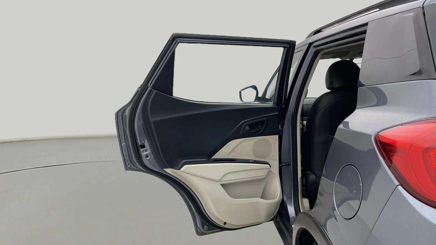 2022 Mahindra XUV300 W6 1.5 Sunroof Diesel, Diesel, Manual, 64,038 km, LHS Rear Door