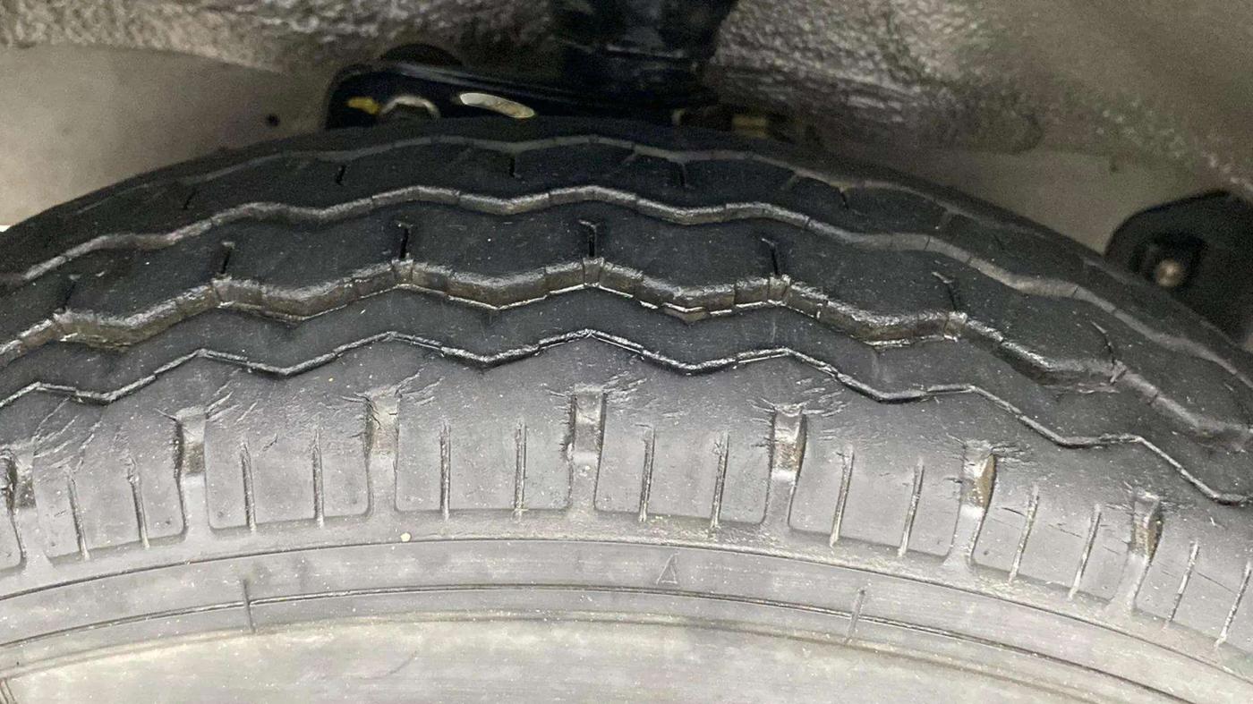 2021 Maruti Eeco 7 STR, Petrol, Manual, 15,131 km, Left Front Tyre Tread