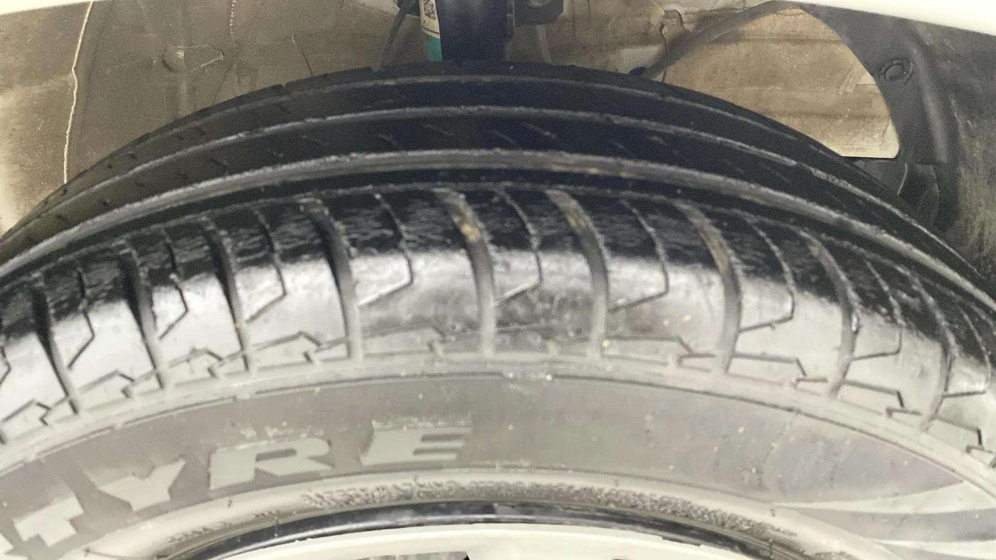 2021 Maruti Swift VXI, Petrol, Manual, 49,240 km, Right Front Tyre Tread