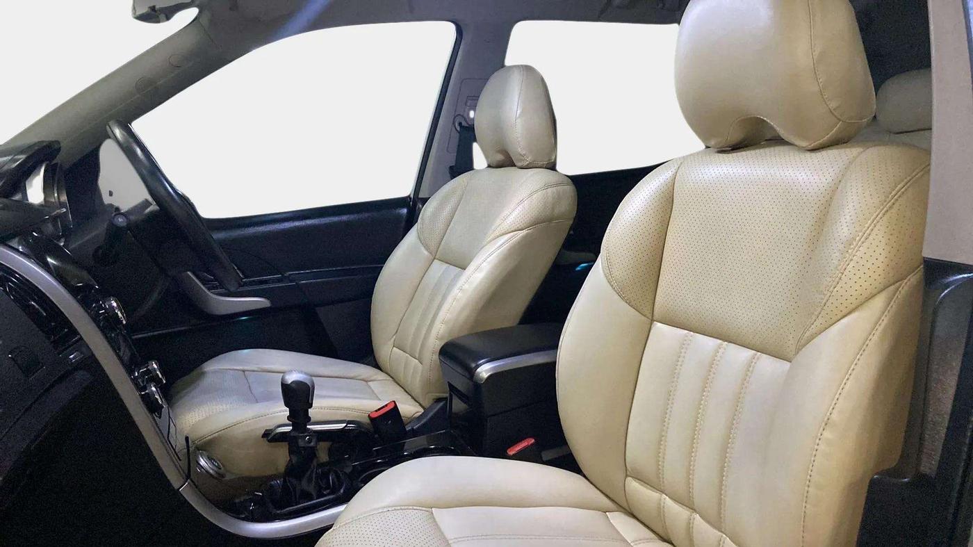 2018 Mahindra XUV500 W7, Diesel, Manual, 80,000 km, Right Side Front Door Cabin