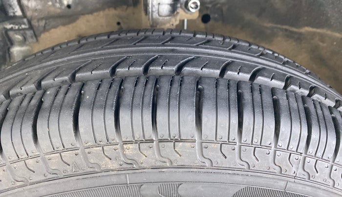 2014 Maruti Swift VXI, Petrol, Manual, 61,823 km, Left Front Tyre Tread
