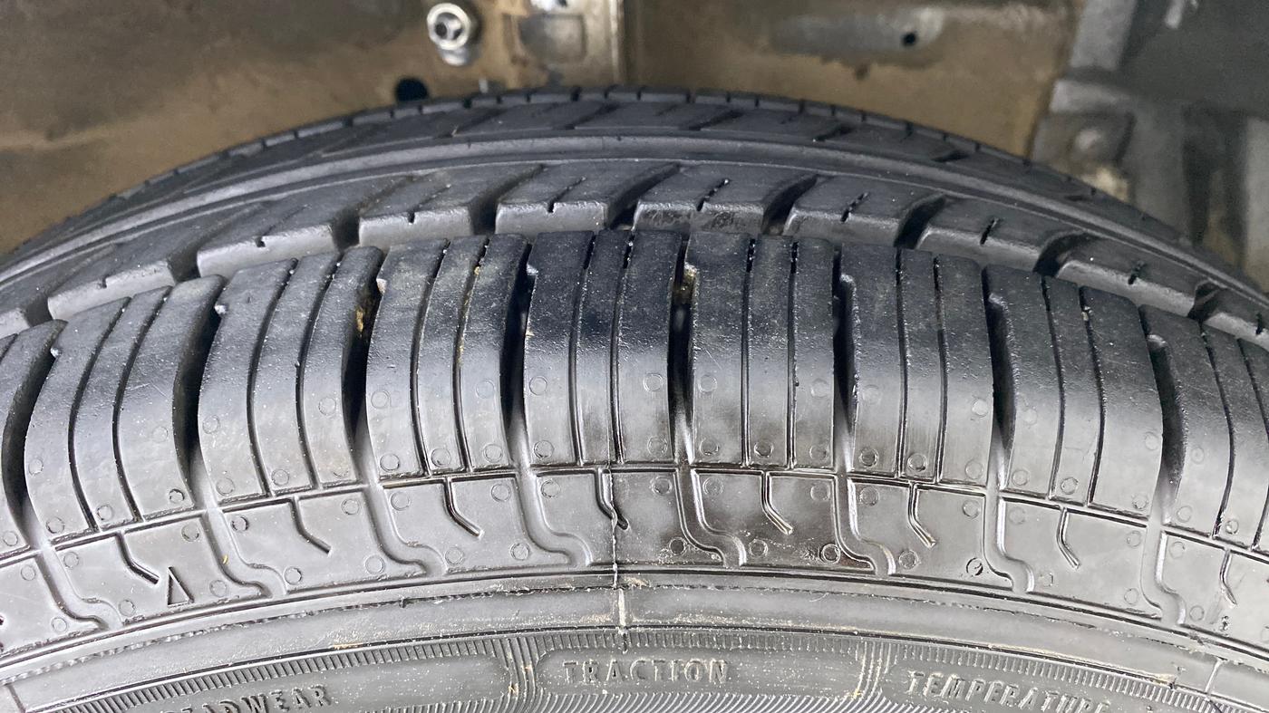 2014 Maruti Swift VXI, Petrol, Manual, 61,823 km, Right Front Tyre Tread