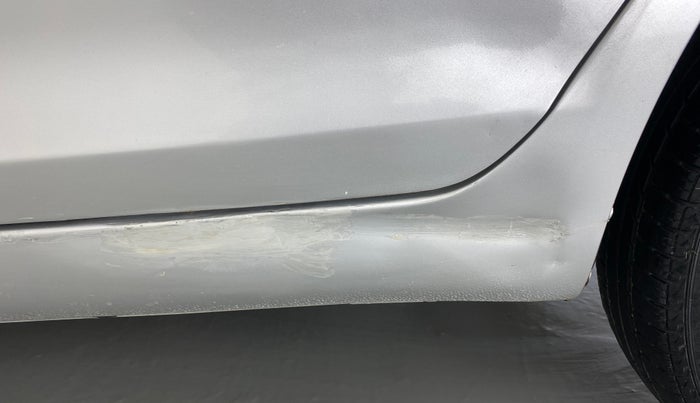 2014 Maruti Swift VXI, Petrol, Manual, 61,823 km, Left running board - Slightly dented