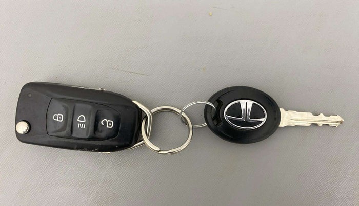 2017 Tata Tiago XZ PETROL, Petrol, Manual, 12,878 km, Key Close Up