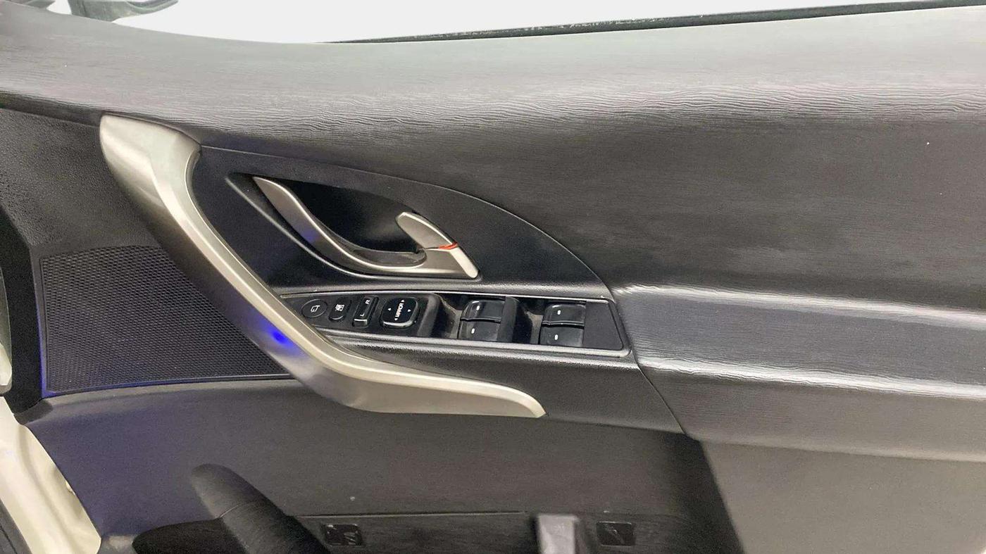 2019 Mahindra XUV500 W9, Diesel, Manual, 48,744 km, Driver Side Door Panels Control