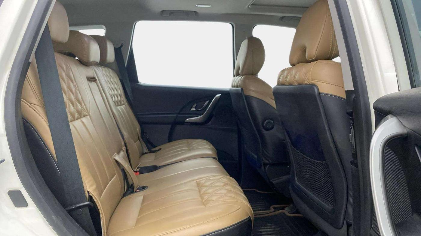 2019 Mahindra XUV500 W9, Diesel, Manual, 48,744 km, Right Side Rear Door Cabin