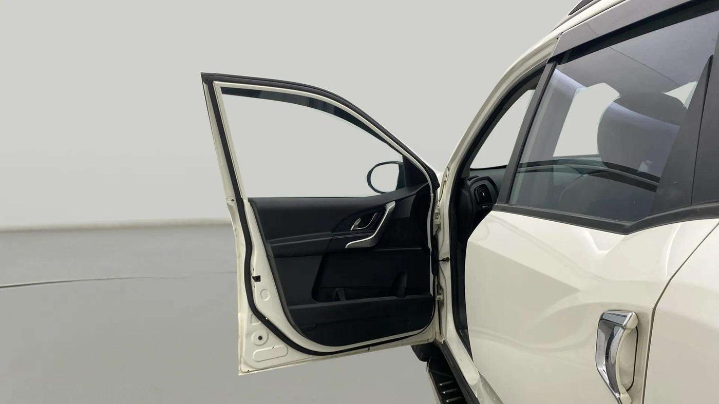 2019 Mahindra XUV500 W9, Diesel, Manual, 48,744 km, LHS Front Door