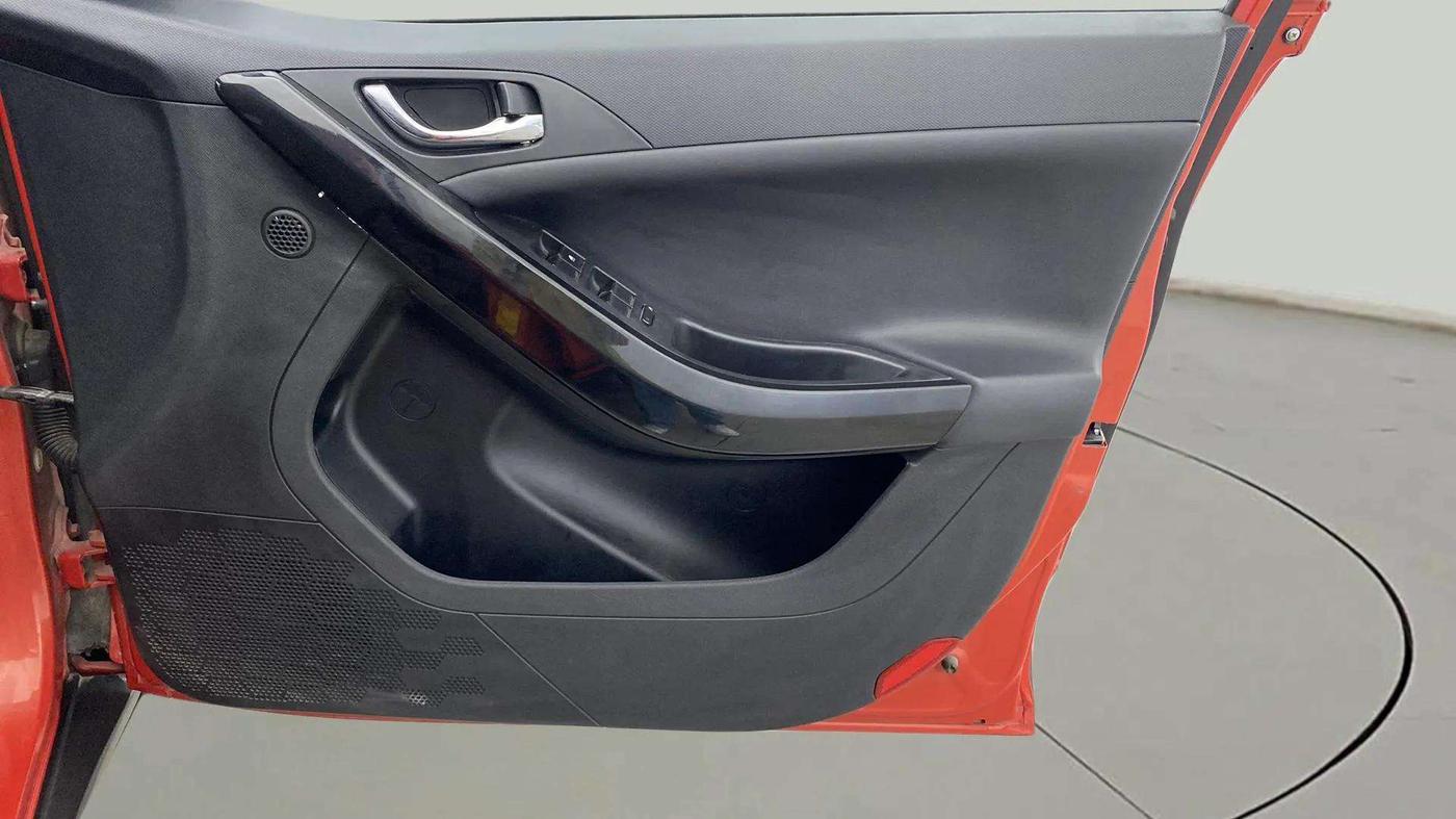 2023 Tata NEXON FEARLESS PLUS S 1.5 REVOTORQ 6 MT DT, Diesel, Manual, 11,404 km, Driver Side Door Panels Control