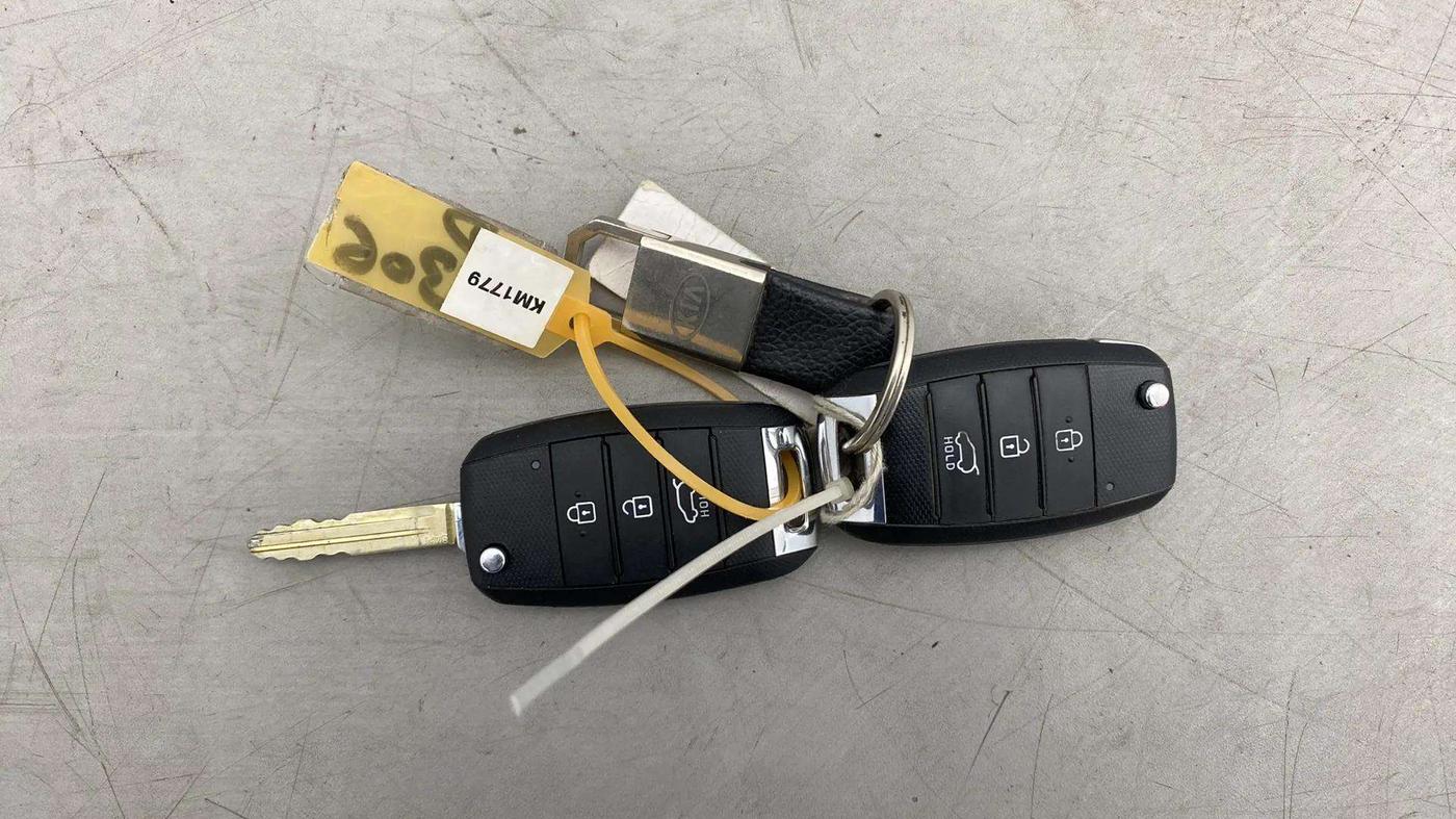 2021 KIA SONET HTK 1.2, Petrol, Manual, 9,094 km, Key Close Up
