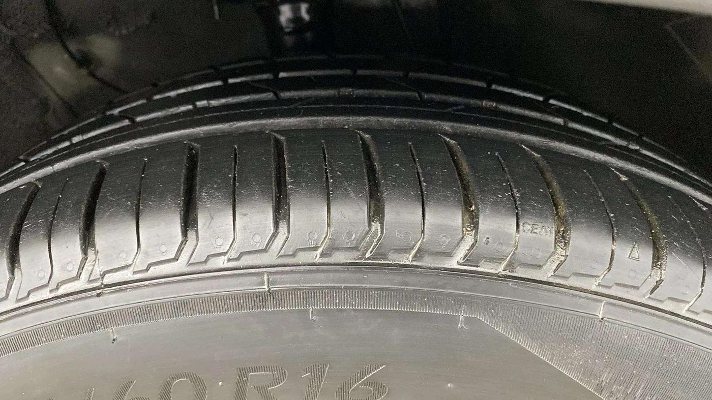 2021 KIA SONET HTK 1.2, Petrol, Manual, 9,094 km, Right Front Tyre Tread