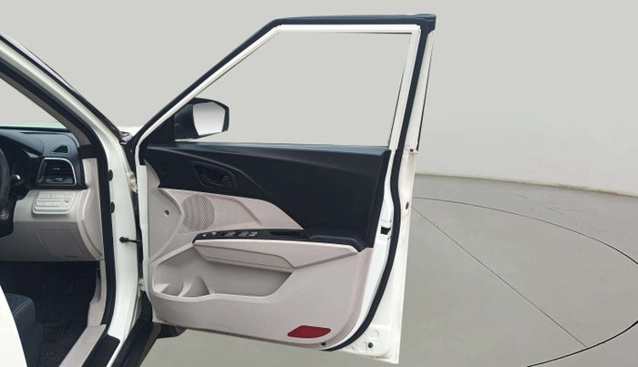 2020 Mahindra XUV300 W6 1.5 DIESEL AMT, Diesel, Automatic, 34,703 km, RHS Front Door