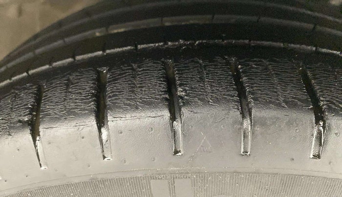 2018 Maruti Ciaz ALPHA 1.5 SHVS PETROL, Petrol, Manual, 43,315 km, Right Front Tyre Tread