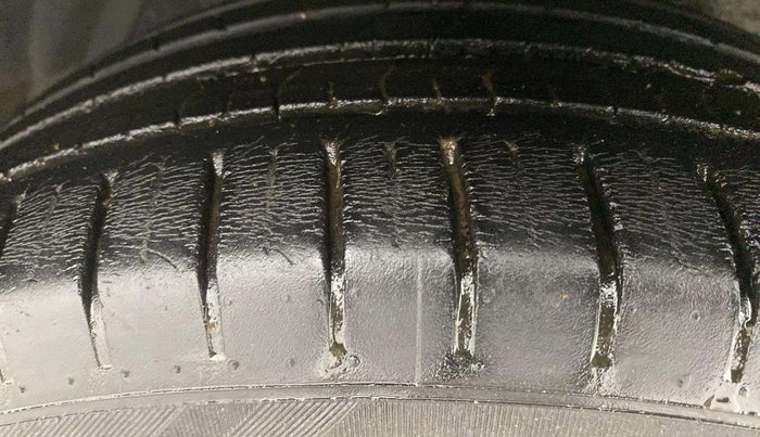 2018 Maruti Ciaz ALPHA 1.5 SHVS PETROL, Petrol, Manual, 43,315 km, Left Front Tyre Tread