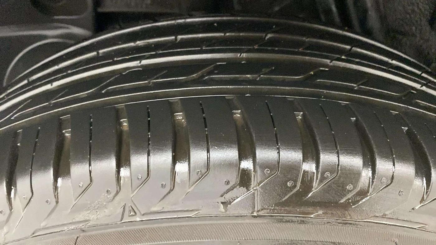 2018 Renault Duster RXS PETROL, Petrol, Manual, 27,650 km, Right Rear Tyre Tread