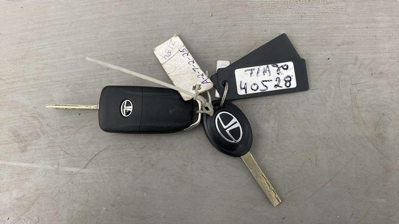 2024 Tata Tiago XTA CNG , CNG, Automatic, 13,315 km, Key Close Up