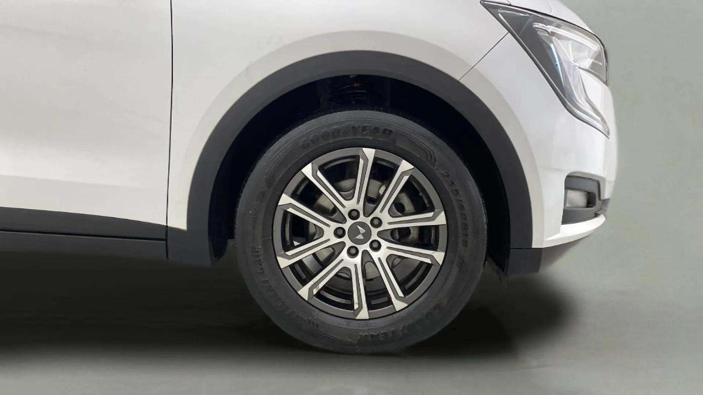 2023 Mahindra XUV700 AX 7 LUXURY P AT 7 STR, Petrol, Automatic, 18,150 km, Right Front Wheel