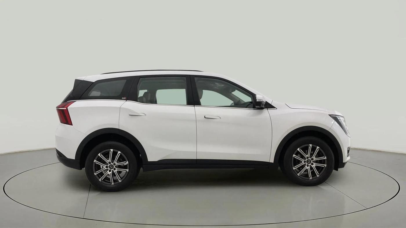 2023 Mahindra XUV700 AX 7 LUXURY P AT 7 STR, Petrol, Automatic, 18,150 km, Right Side View