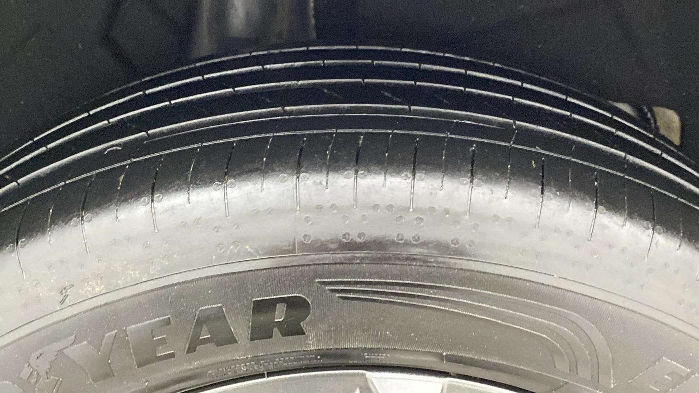 2023 Mahindra XUV700 AX 7 LUXURY P AT 7 STR, Petrol, Automatic, 18,150 km, Right Rear Tyre Tread