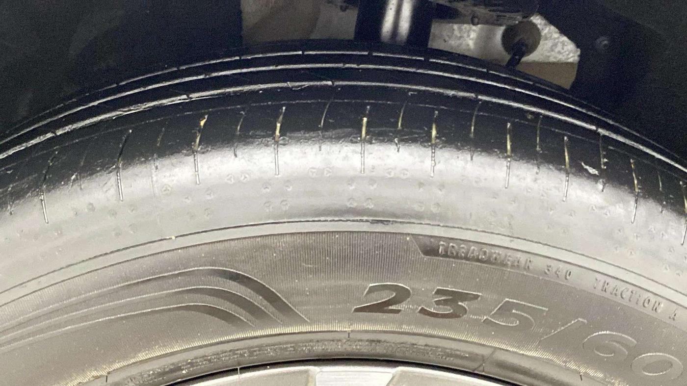 2023 Mahindra XUV700 AX 7 LUXURY P AT 7 STR, Petrol, Automatic, 18,150 km, Left Front Tyre Tread