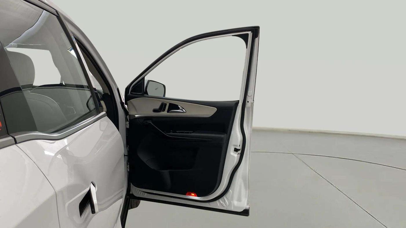 2023 Mahindra XUV700 AX 7 LUXURY P AT 7 STR, Petrol, Automatic, 18,150 km, RHS Front Door