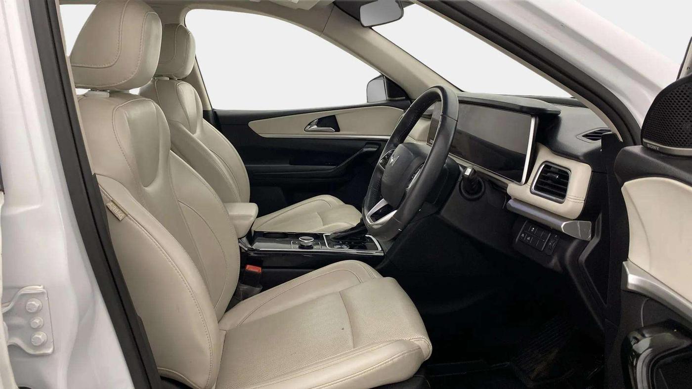 2023 Mahindra XUV700 AX 7 LUXURY P AT 7 STR, Petrol, Automatic, 18,150 km, Right Side Front Door Cabin