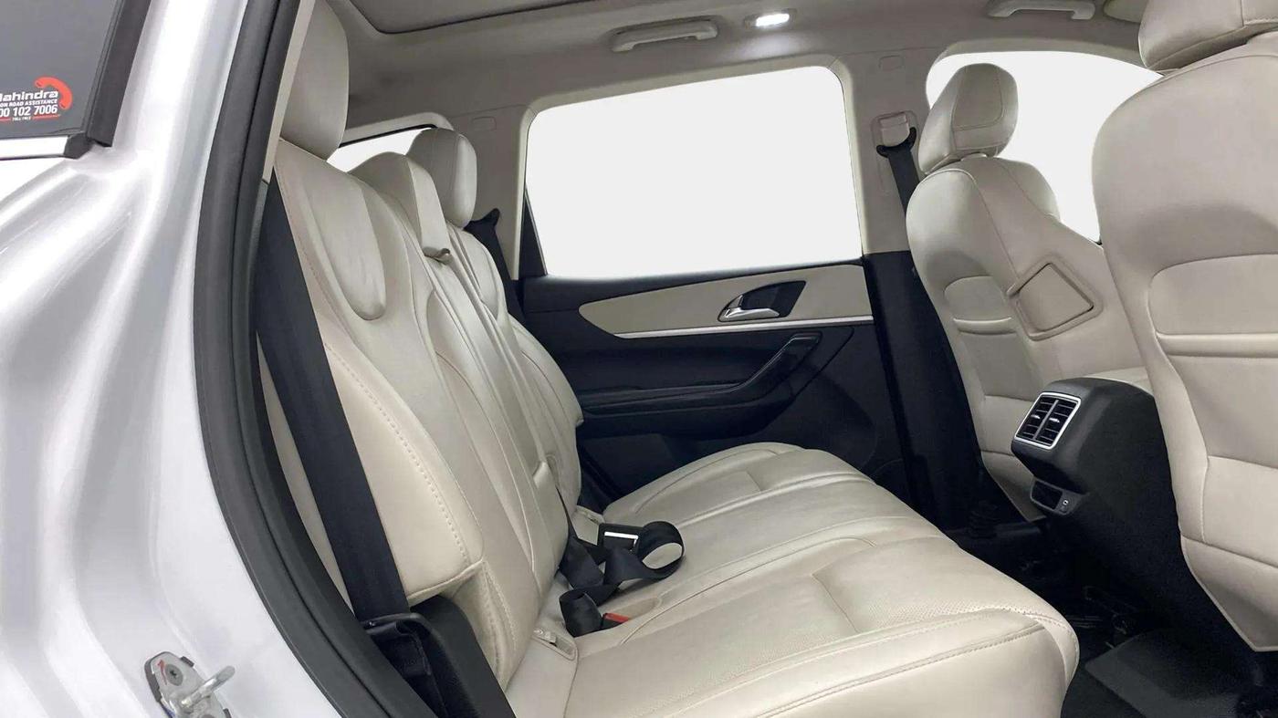 2023 Mahindra XUV700 AX 7 LUXURY P AT 7 STR, Petrol, Automatic, 18,150 km, Right Side Rear Door Cabin