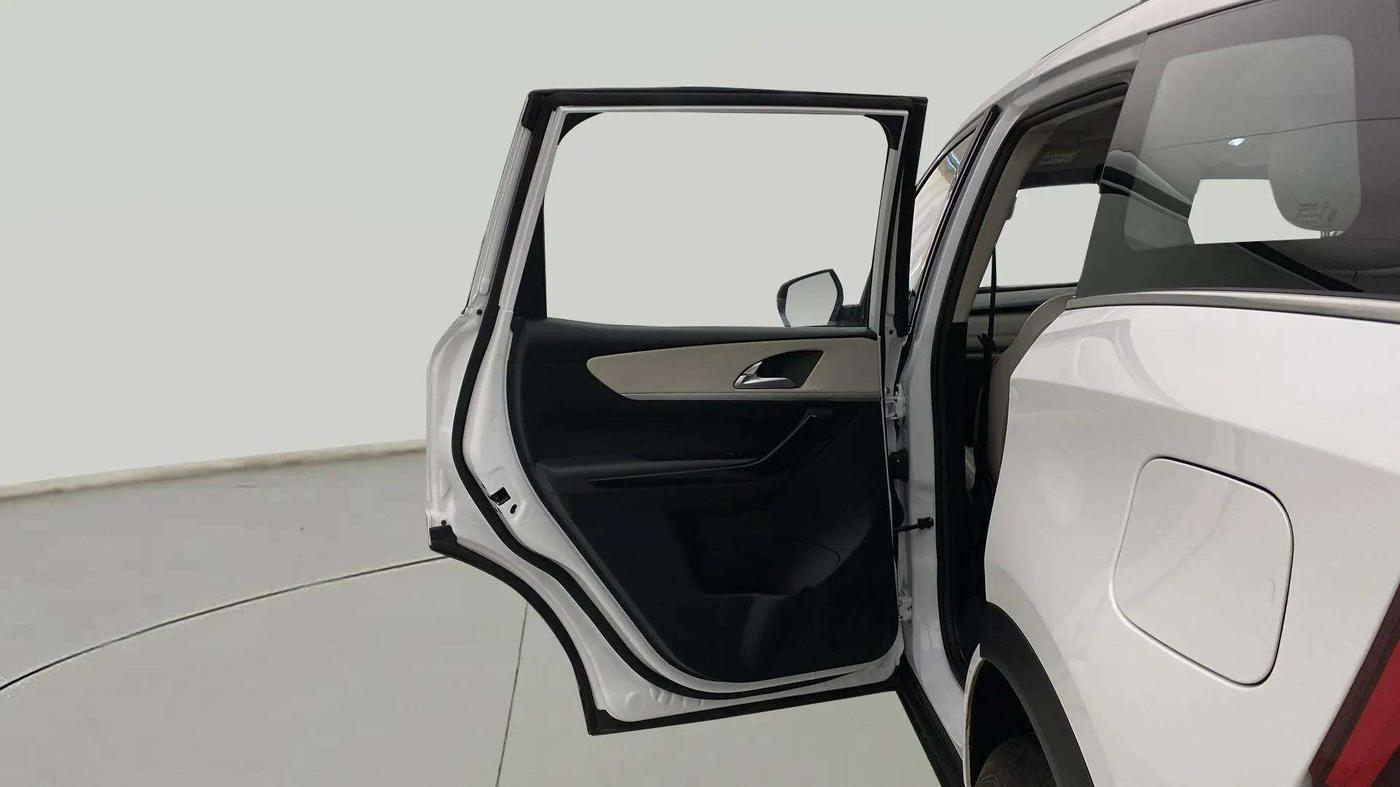 2023 Mahindra XUV700 AX 7 LUXURY P AT 7 STR, Petrol, Automatic, 18,150 km, LHS Rear Door