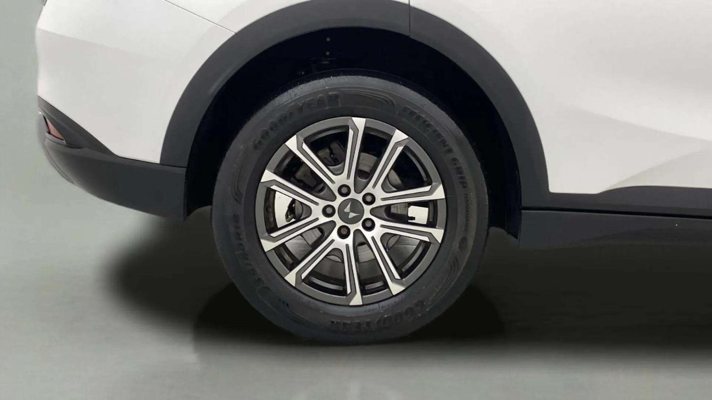 2023 Mahindra XUV700 AX 7 LUXURY P AT 7 STR, Petrol, Automatic, 18,150 km, Right Rear Wheel