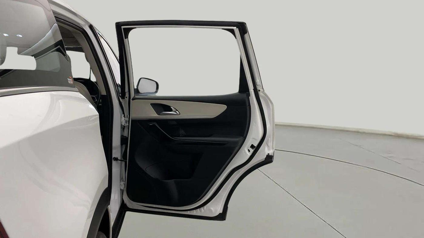 2023 Mahindra XUV700 AX 7 LUXURY P AT 7 STR, Petrol, Automatic, 18,150 km, RHS Rear Door