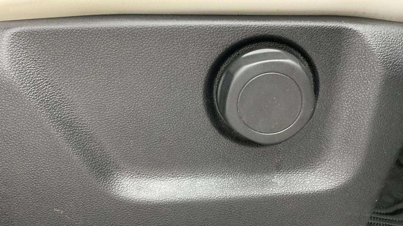 2023 Mahindra XUV700 AX 7 LUXURY P AT 7 STR, Petrol, Automatic, 18,150 km, Driver Side Adjustment Panel