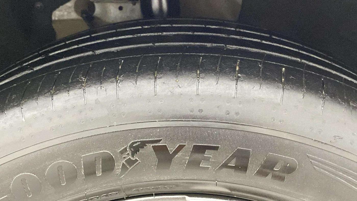 2023 Mahindra XUV700 AX 7 LUXURY P AT 7 STR, Petrol, Automatic, 18,150 km, Right Front Tyre Tread